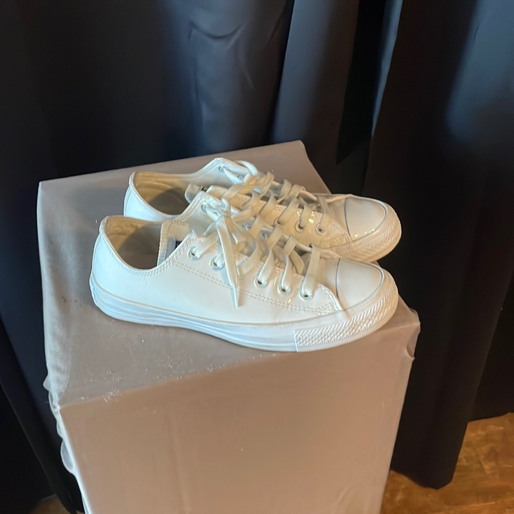 Converse men’s size 5 women’s size 7 white patent leather